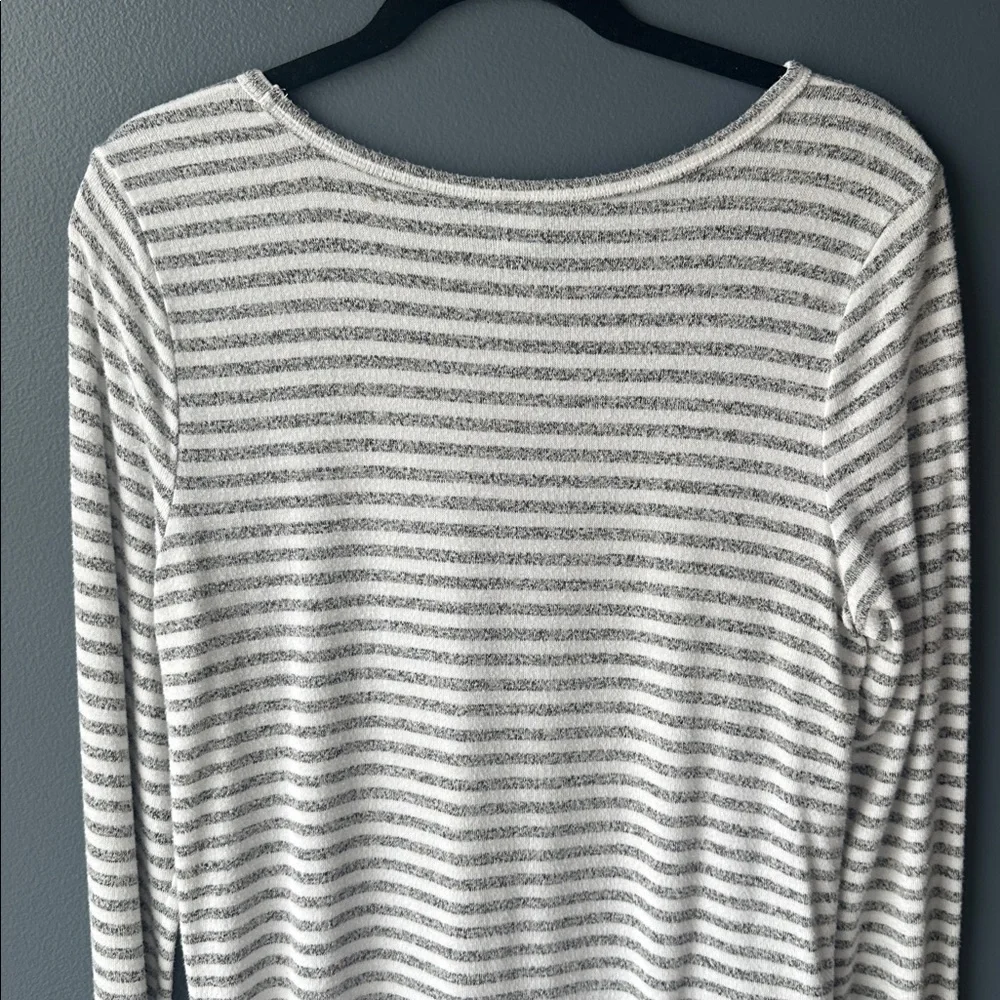 🩶 OLD NAVY women’s Long Sleeve Tee shirt size medium M gray and white stripes - Picture 5 of 7